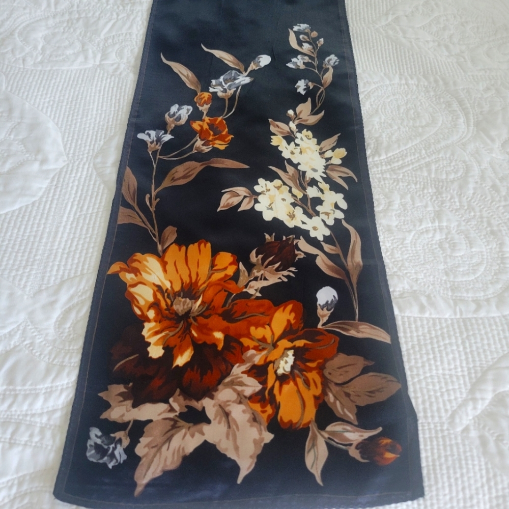 VINTAGE JONS NEW YORK SILK SCARF 56X10 INCHES LONG.